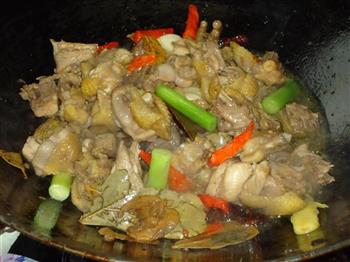 干锅鸡炖胡萝卜的做法步骤2