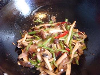 茶树菇炒腊肉的做法步骤8