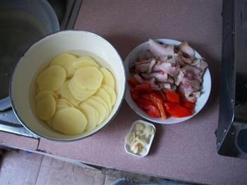 土豆回锅肉的做法图解1