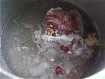 花生猪脚筋汤的做法步骤2
