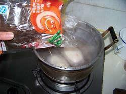 红糖桂花糯米藕的做法步骤6