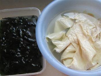 拌螺旋藻豆腐皮的做法步骤1