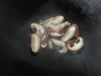 香菇丸子肉片汤的做法步骤3