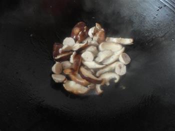 香菇丸子肉片汤的做法图解4