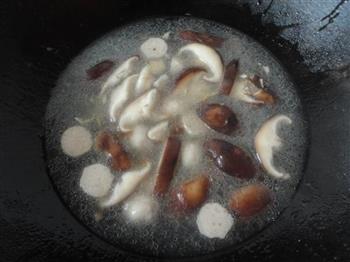 香菇丸子肉片汤的做法步骤5
