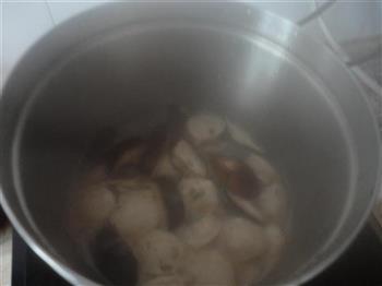 香菇丸子肉片汤的做法步骤6