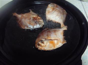 酱烧鲳鱼的做法步骤3