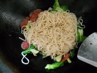 腊肠青菜炒面的做法步骤6