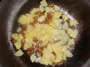 土豆片炒肉的做法步骤8