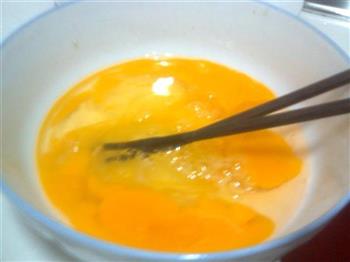 韭菜鸡蛋馅蒸饺的做法步骤2