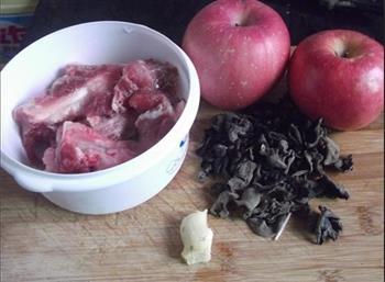 黑木耳苹果排骨汤的做法图解1