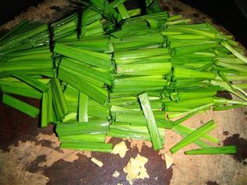 韭菜炒蚕豆米的做法步骤3