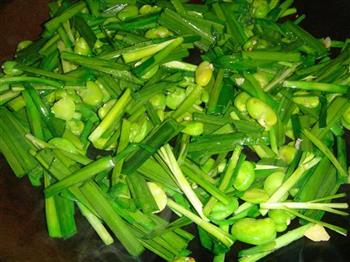 韭菜炒蚕豆米的做法步骤5