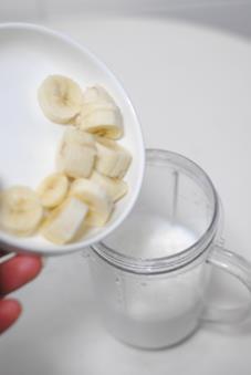 香蕉奶昔的做法图解3