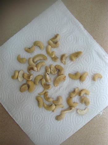 腰果香菇炒芥兰梗的做法步骤3