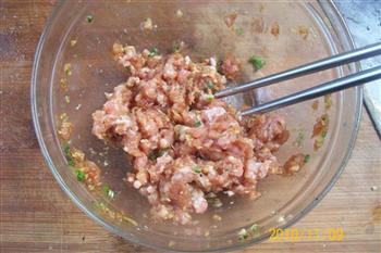 葱烤鲫鱼焖肉蓉的做法步骤2