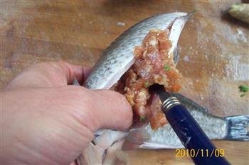 葱烤鲫鱼焖肉蓉的做法步骤3