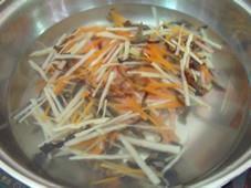 酸笋三鲜汤的做法步骤1