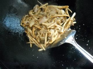 干锅茶树菇的做法步骤3