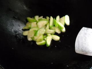 毛豆炒丝瓜的做法步骤3