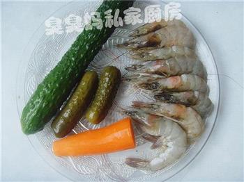 酸黄瓜炒凤尾虾的做法图解1