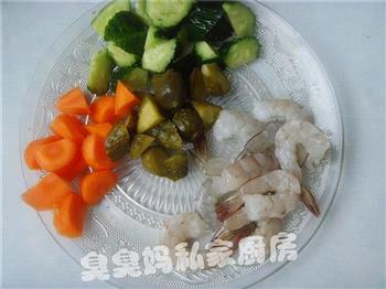 酸黄瓜炒凤尾虾的做法步骤2