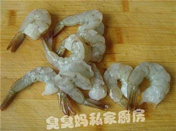 酸黄瓜炒凤尾虾的做法图解3