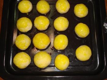 蛋黄酥的做法步骤9