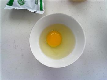 微波炉牛奶炖蛋的做法步骤2