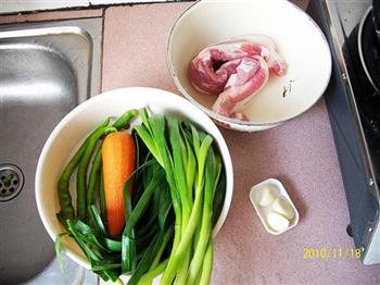 胡萝卜蒜苗回锅肉的做法图解1