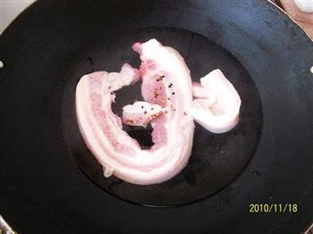 胡萝卜蒜苗回锅肉的做法图解2