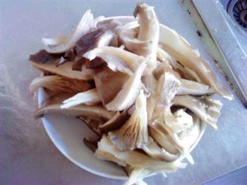 土豆蘑菇烧肉片的做法图解2