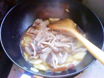 土豆蘑菇烧肉片的做法图解9
