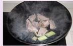 松茸排骨莲藕汤的做法步骤3