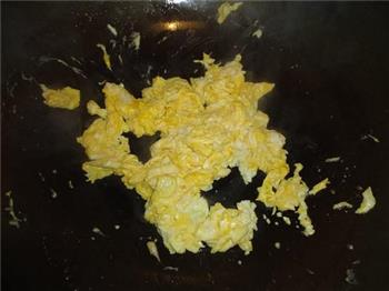 鸡蛋炒玉米饼米饭的做法图解4