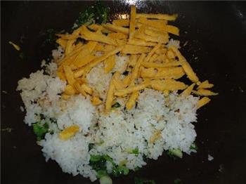 鸡蛋炒玉米饼米饭的做法步骤6
