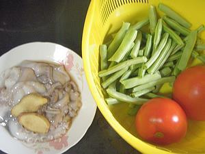 茄汁鱿鱼四季豆的做法步骤1