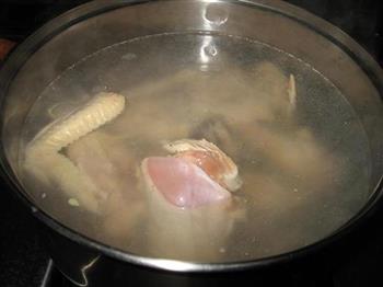 淮山茶树菇鸡汤的做法步骤2