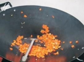 胡萝卜丁蛋炒饭的做法步骤4