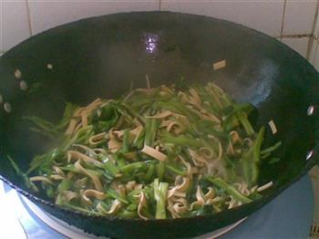 水芹菜炒千张的做法步骤2