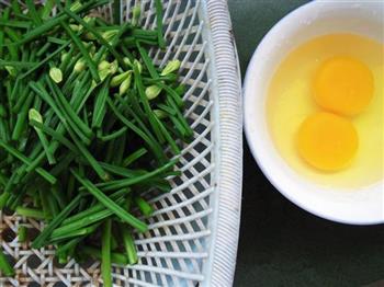 韭菜苔炒鸡蛋的做法步骤1