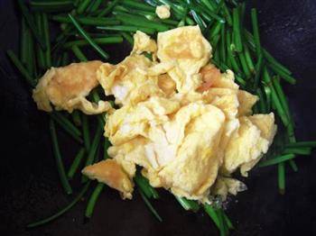 韭菜苔炒鸡蛋的做法步骤4
