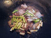 大蒜炒回锅肉的做法步骤5