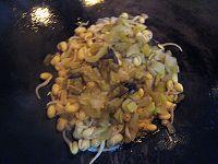 酸菜炒豆芽的做法步骤4