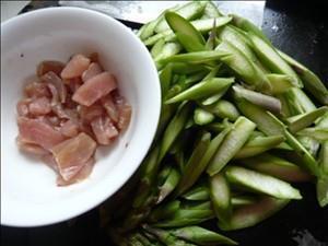 蚝油芦笋炒肉片的做法步骤2