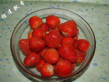 草莓酱极简单做法的做法步骤1