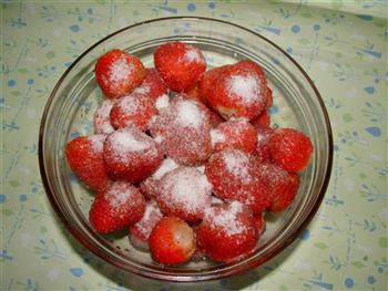 草莓酱极简单做法的做法步骤2