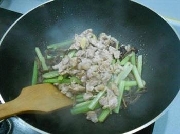 茶树菇烩肉片西芹的做法图解13