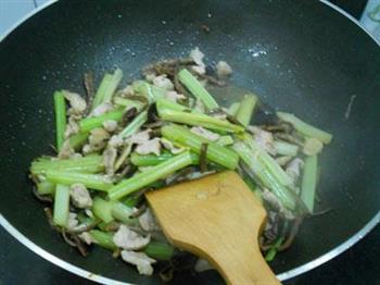 茶树菇烩肉片西芹的做法图解15