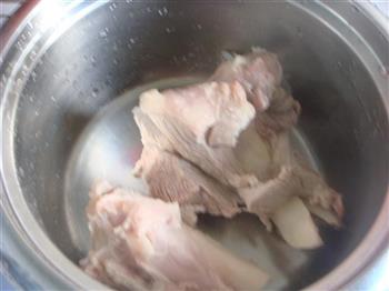 莲藕黄豆棒骨汤的做法步骤2